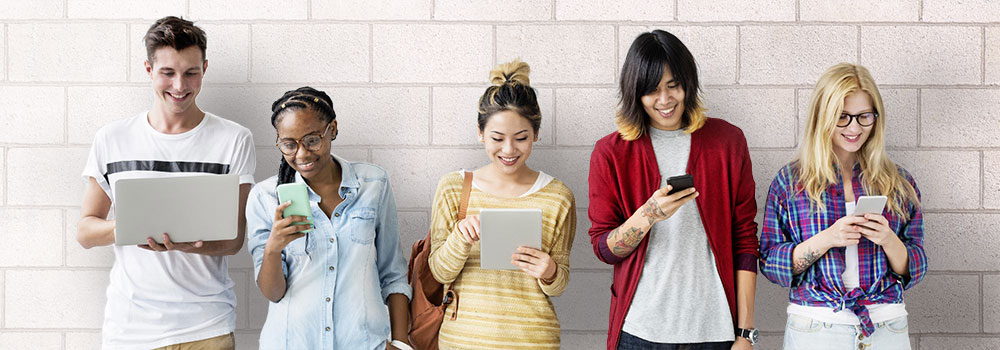 People using online media